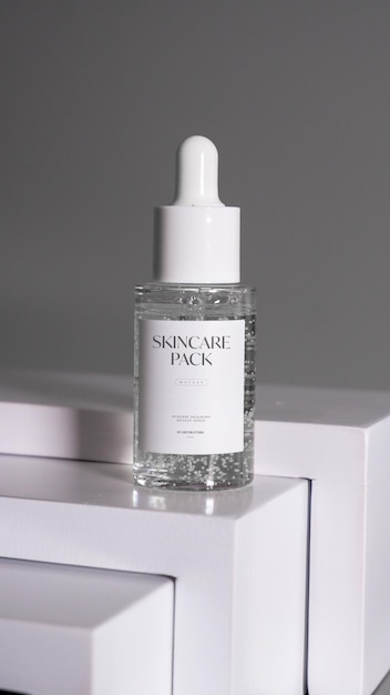 Maqueta de botella de suero para el cuidado de la piel con fondo de escena de estudio minimalista