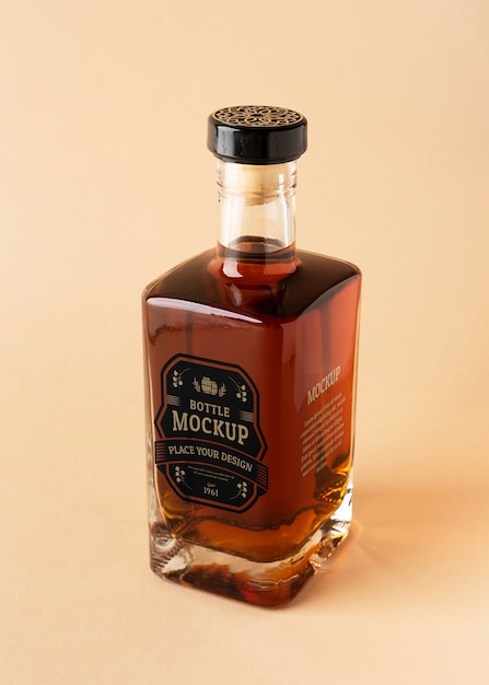 Maqueta de botella de vidrio con alcohol en su interior.