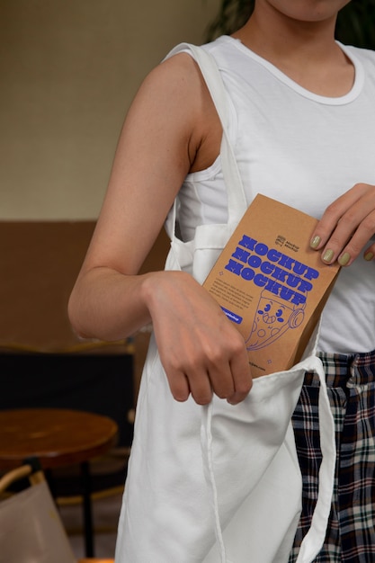 Maqueta de caja dentro de una bolsa de mano