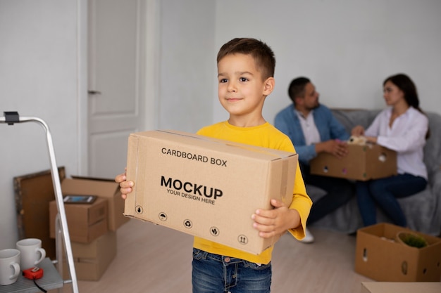 Maqueta de cajas de mudanza de familia feliz en nuevo hogar