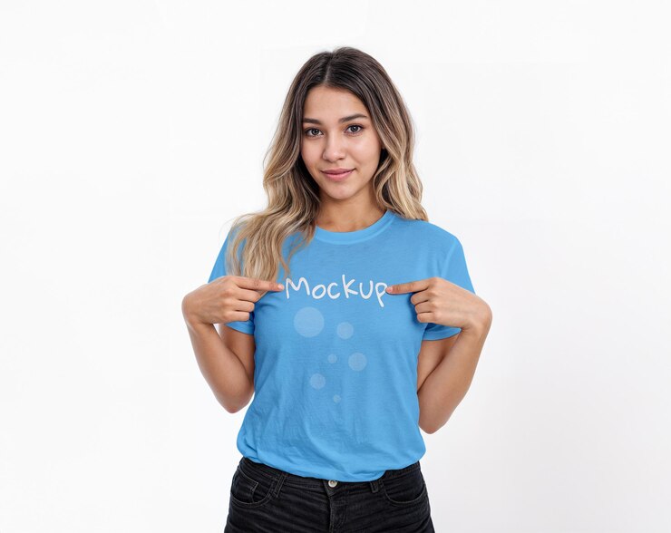 PSD maqueta de camisa de algodón en mujer rubia mezclada en fondo blanco