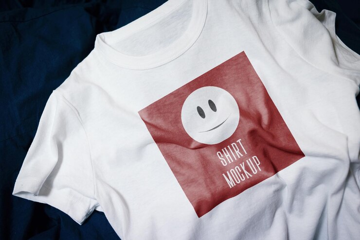 Maqueta de camiseta blanca PSD con colores editables