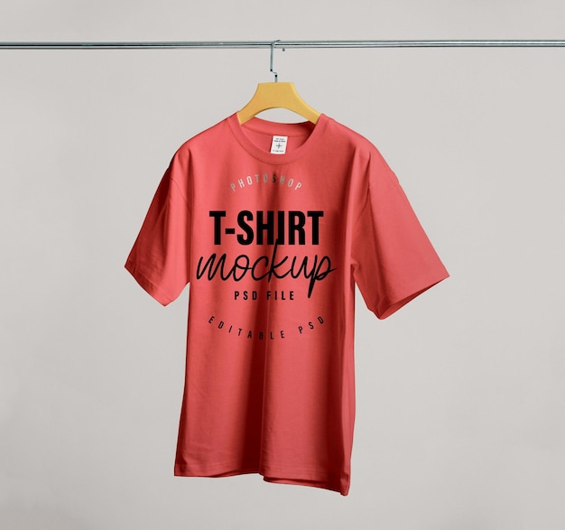 Maqueta de camiseta en el colgador