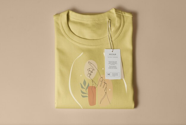 Maqueta de camiseta con etiqueta