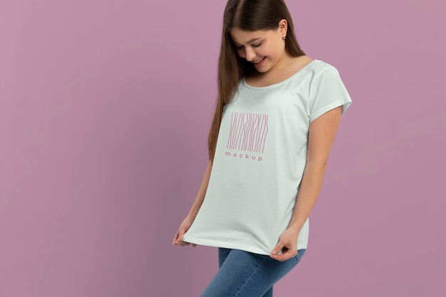 Maqueta de camiseta en hermosa mujer joven