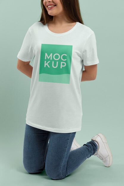 Maqueta de camiseta en hermosa mujer joven