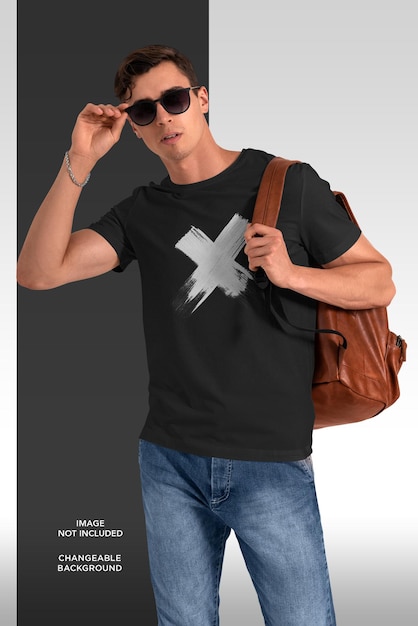 PSD maqueta de camiseta hombre aislado con mochila y gafas de sol sobre fondo cambiable