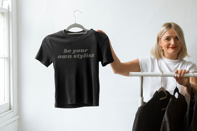 Maqueta de camiseta para mujeres de moda minimalista