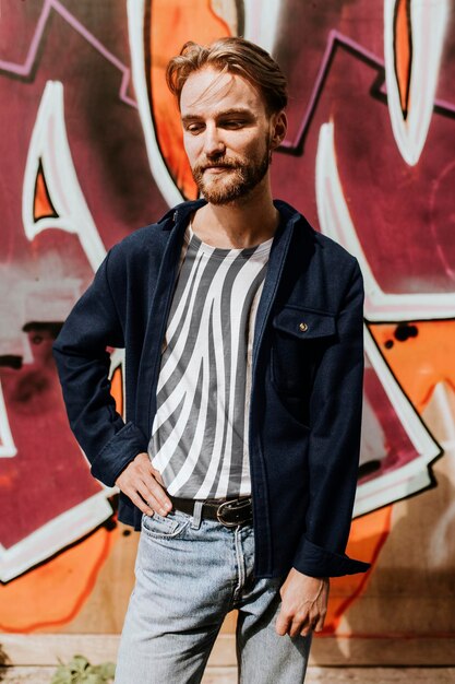 Maqueta de camiseta psd en hombre hipster barbudo con chaqueta en la parte superior