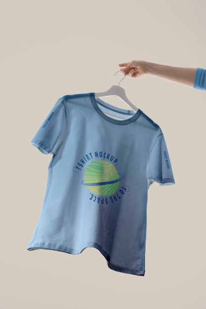 Maqueta de camiseta sostenida por mano humana