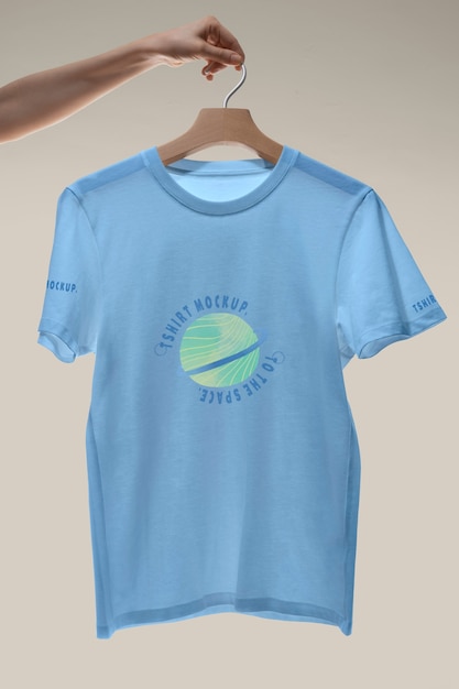 Maqueta de camiseta sostenida por mano humana