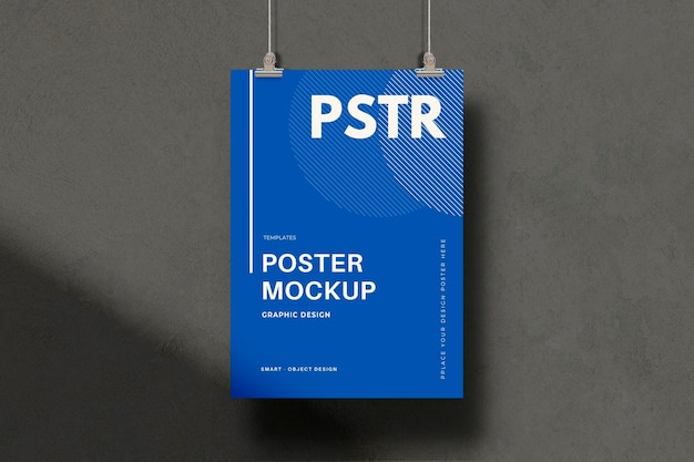 Maqueta de cartel azul colgando sobre fondo de textura de pared