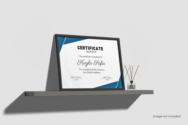Maqueta de certificado en un estante