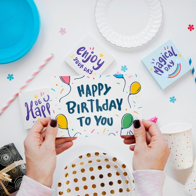 PSD maqueta colorida del concepto de feliz cumpleaños