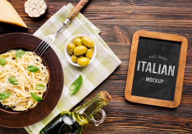 Maqueta de comida italiana, pasta y aceitunas.