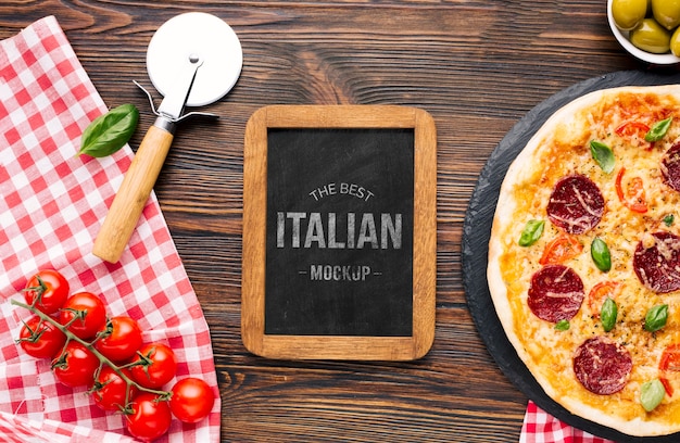 Maqueta de comida italiana con pizza y tomates.