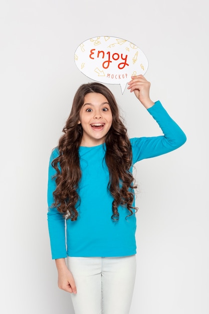 Maqueta de concepto de entretenimiento de niña sonriente