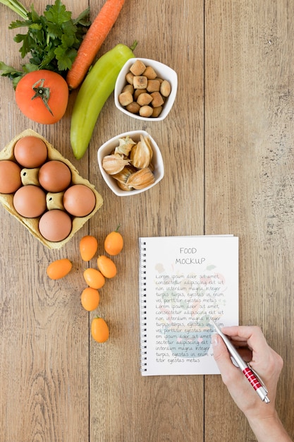 Maqueta de cuaderno e ingredientes