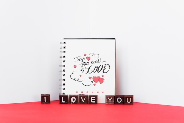 Maqueta de cuaderno espiral con concepto de San Valentín