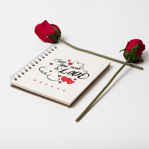 Maqueta de cuaderno espiral con concepto de San Valentín