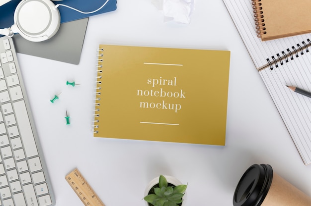 Maqueta de cuaderno espiral en mesa de oficina