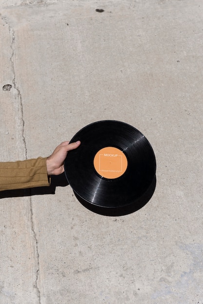 Maqueta de disco de vinilo en mano