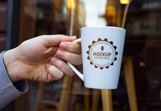 Maqueta de diseño de taza de café con leche en escena al aire libre