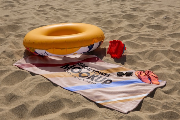 Maqueta de diseño de toalla de playa junto al mar