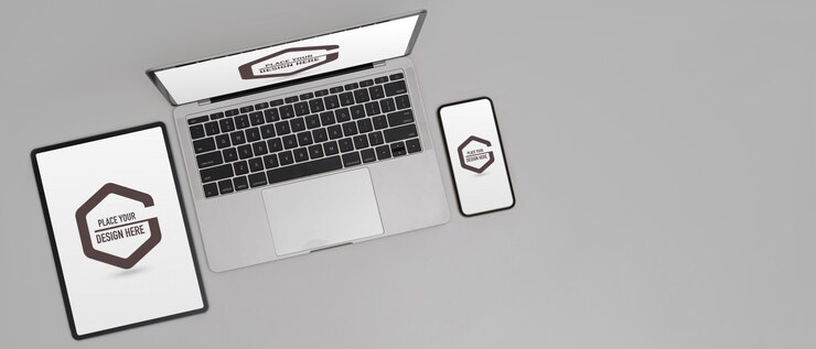 PSD maqueta de dispositivo digital con tableta digital, teléfono inteligente y computadora portátil