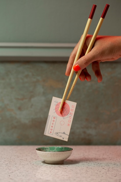 Maqueta de elementos de restaurante japonés con comida tradicional.