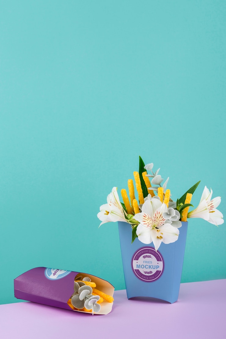 PSD maqueta de empaque de papas fritas de papel con flores para comida ecológica