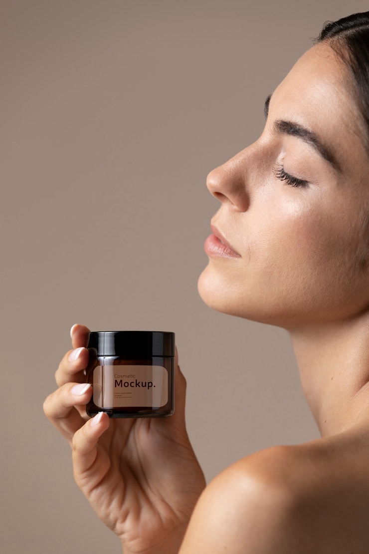 PSD maqueta de envases cosméticos con mujer.