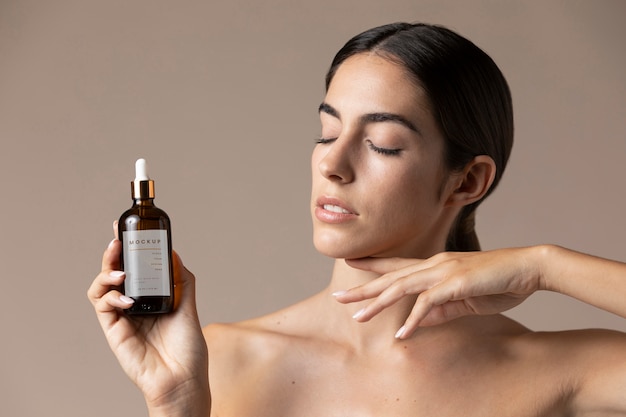 Maqueta de envases cosméticos con mujer.