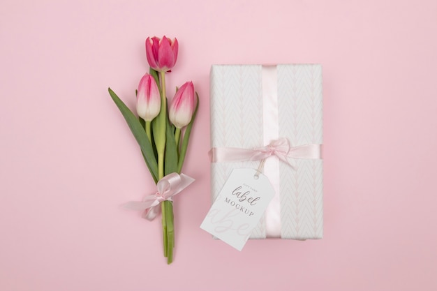 PSD maqueta de etiqueta de tarjeta de regalo con flores de tulipán