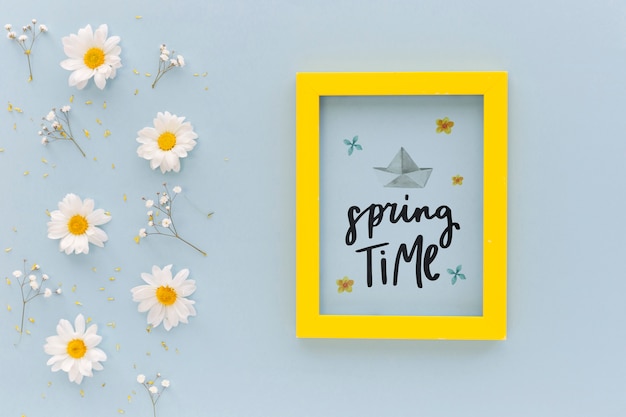 Maqueta flat lay de marco con flores de primavera