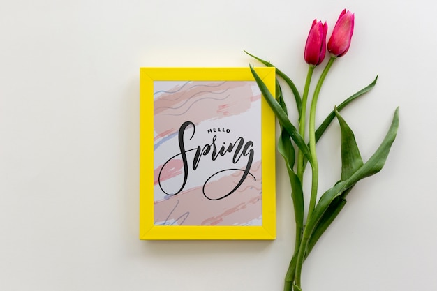 Maqueta flat lay de marco con flores de primavera