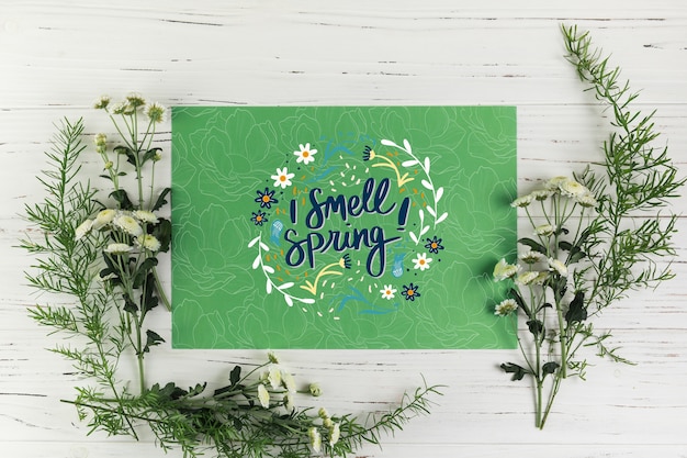 Maqueta flat lay de tarjeta de papel con concepto de primavera