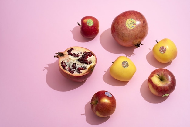 PSD maqueta de frutas frescas con pegatinas
