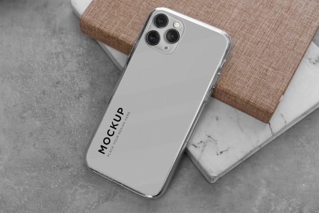 Maqueta de funda transparente de iphone 11 en la mesa