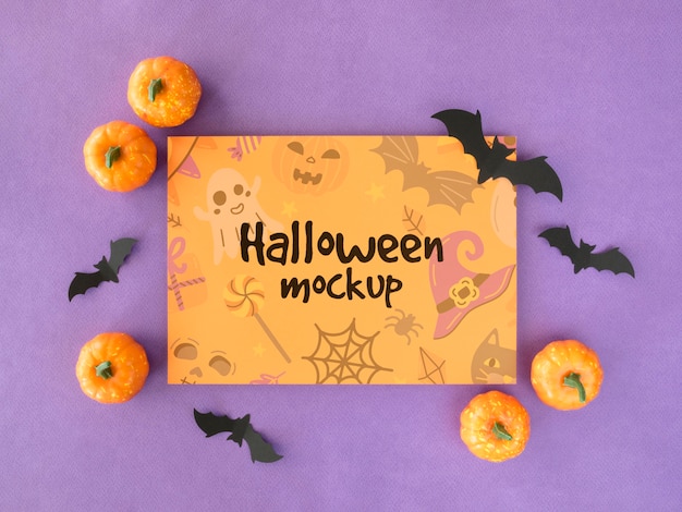Maqueta de Halloween con murciélagos y calabazas.