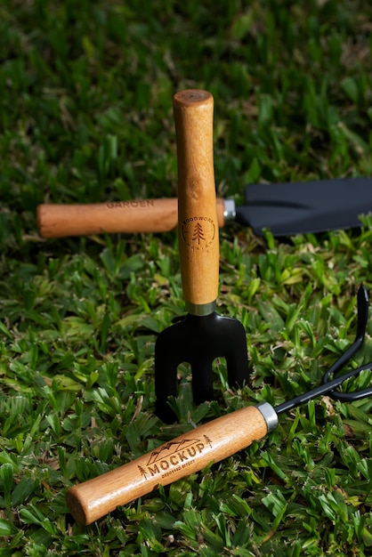 Maqueta de herramientas para jardinería y trabajo de campo.