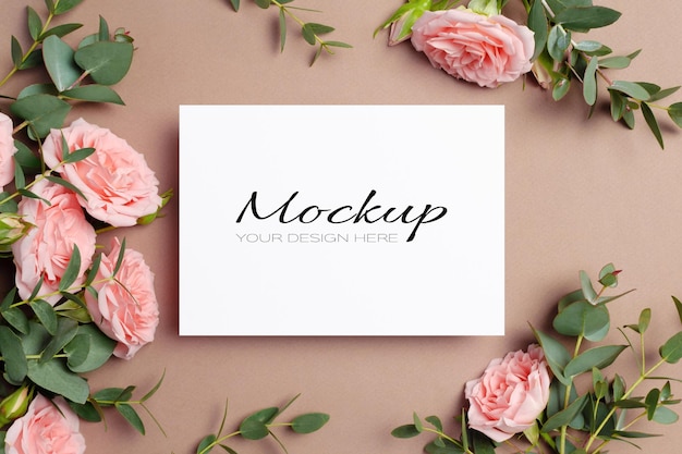 Maqueta de invitación de boda o tarjeta de felicitación con huevas y flores de eucalipto
