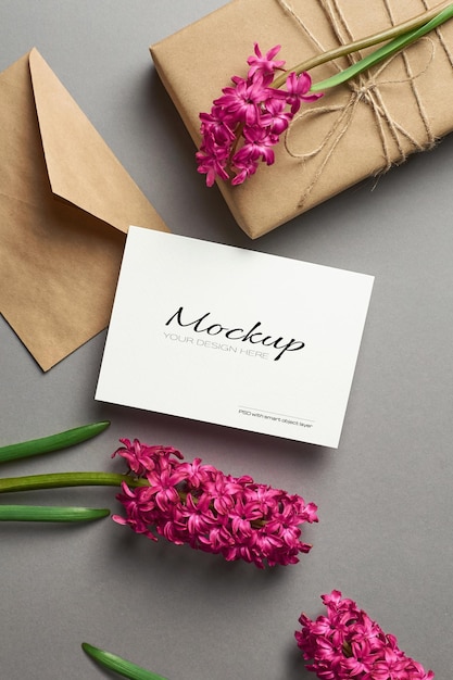 Maqueta de invitación o tarjeta de felicitación con flores de jacinto, sobre y caja de regalo