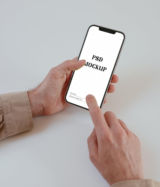 Maqueta de iPhone con la mano en formato PSD