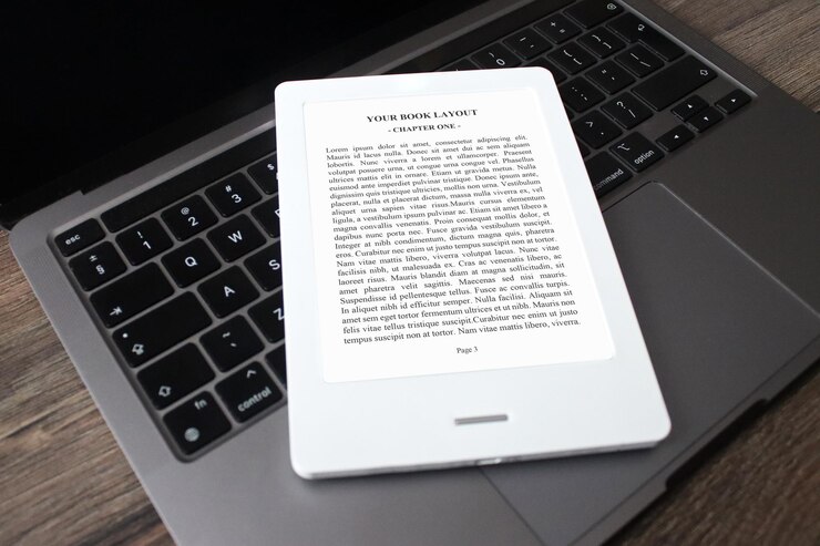 PSD maqueta de lector de libros electrónicos con lectura de teclado de computadora portátil
