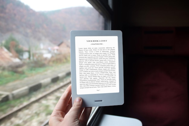 PSD maqueta de lector de libros electrónicos con ventana en el tren