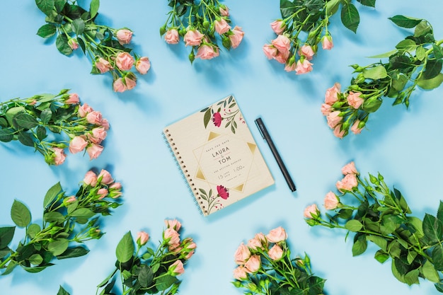 Maqueta de libreta con decoración floral para boda o cita