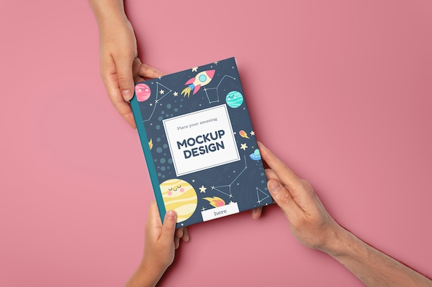 Maqueta de libro de mano