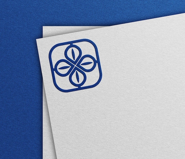 Maqueta de logo azul sobre papel blanco