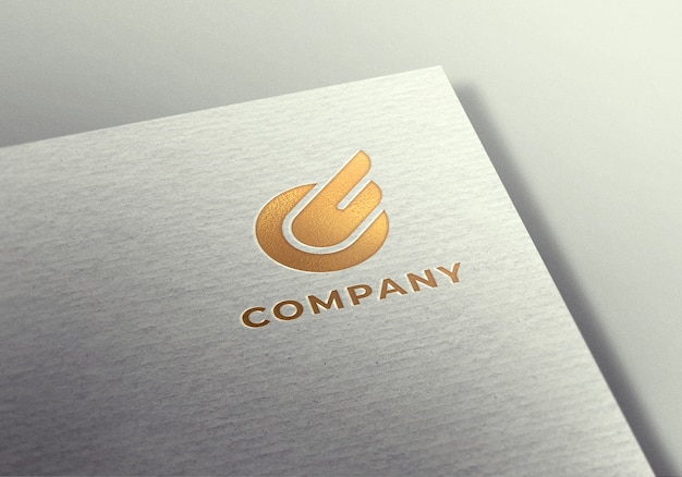 Maqueta de logo dorado sobre papel blanco con textura